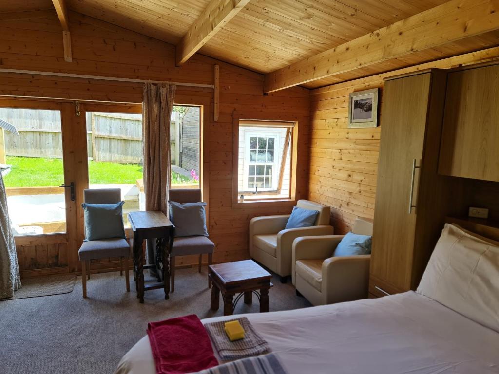 1 dormitorio con cama, sofá y mesa en Secret Hythe, Sea views Town location 2km Eurotunnel en Hythe