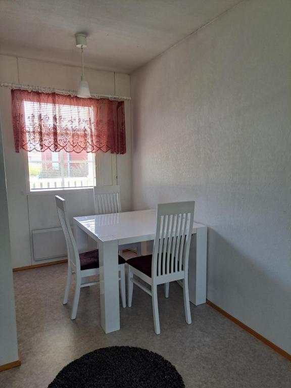 Kauhajoki的住宿－Vuolteentie 38 D 26，一间配备有白色桌子和两把椅子的用餐室