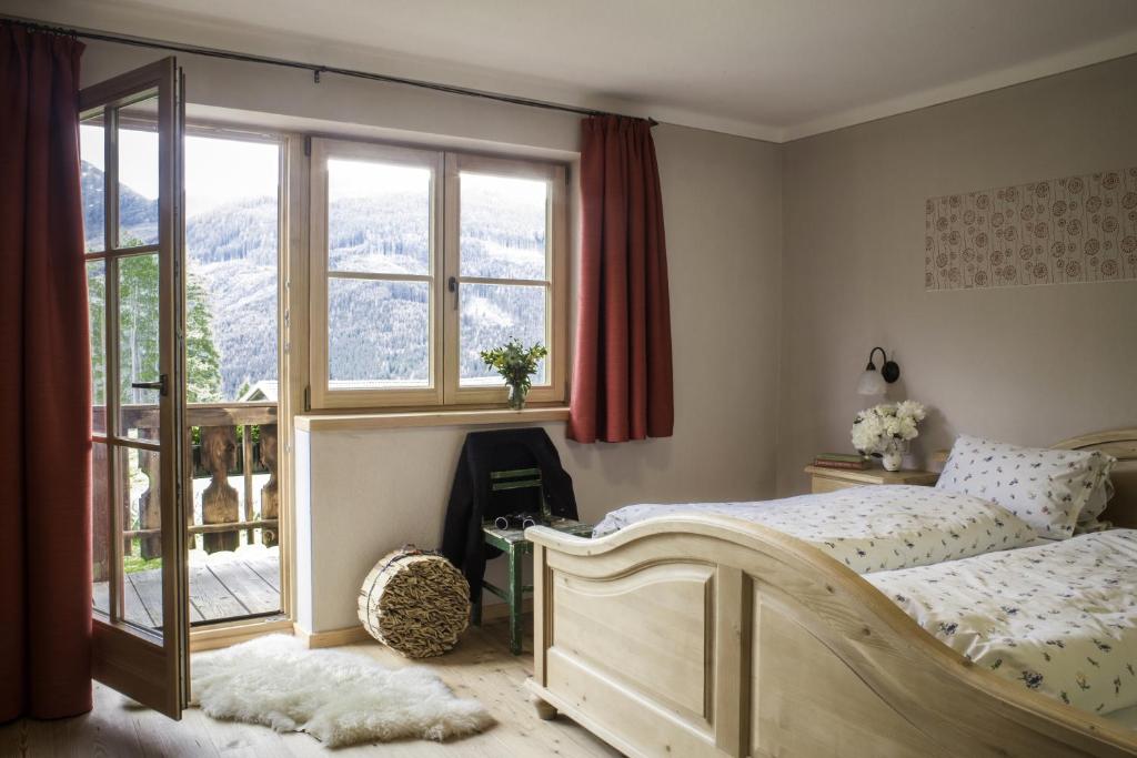 Postel nebo postele na pokoji v ubytování Alpengasthof Karalm