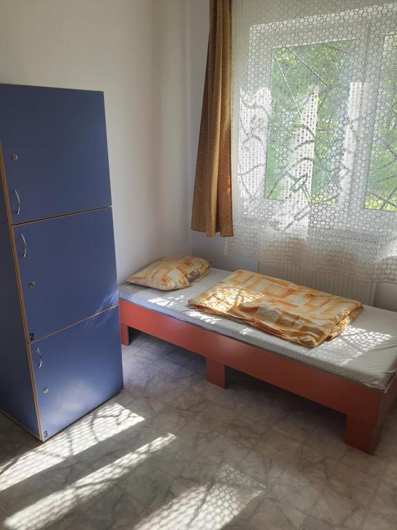a bedroom with a bunk bed and a window at Hun-Thor Szálláshely in Oroszlány