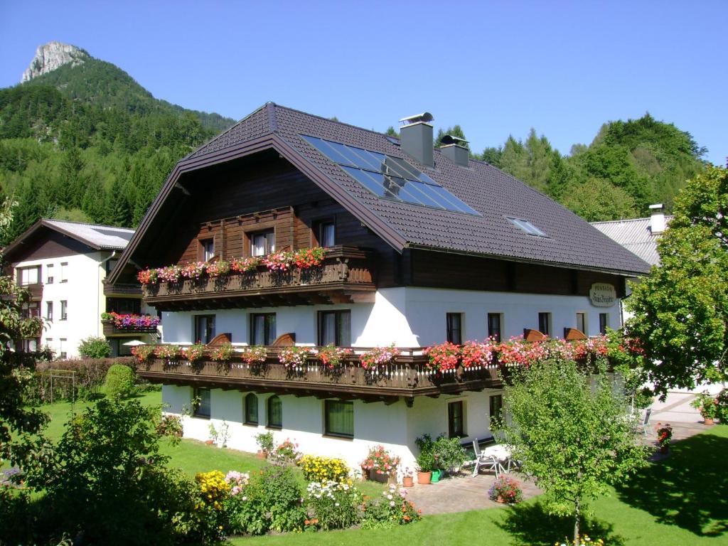 una casa con flores en sus balcones en Haus Brigitte, en Fuschl am See