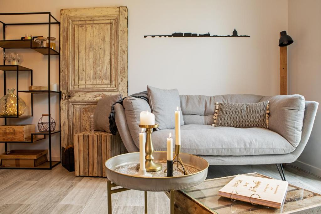 un salon avec un canapé et une table dans l'établissement 