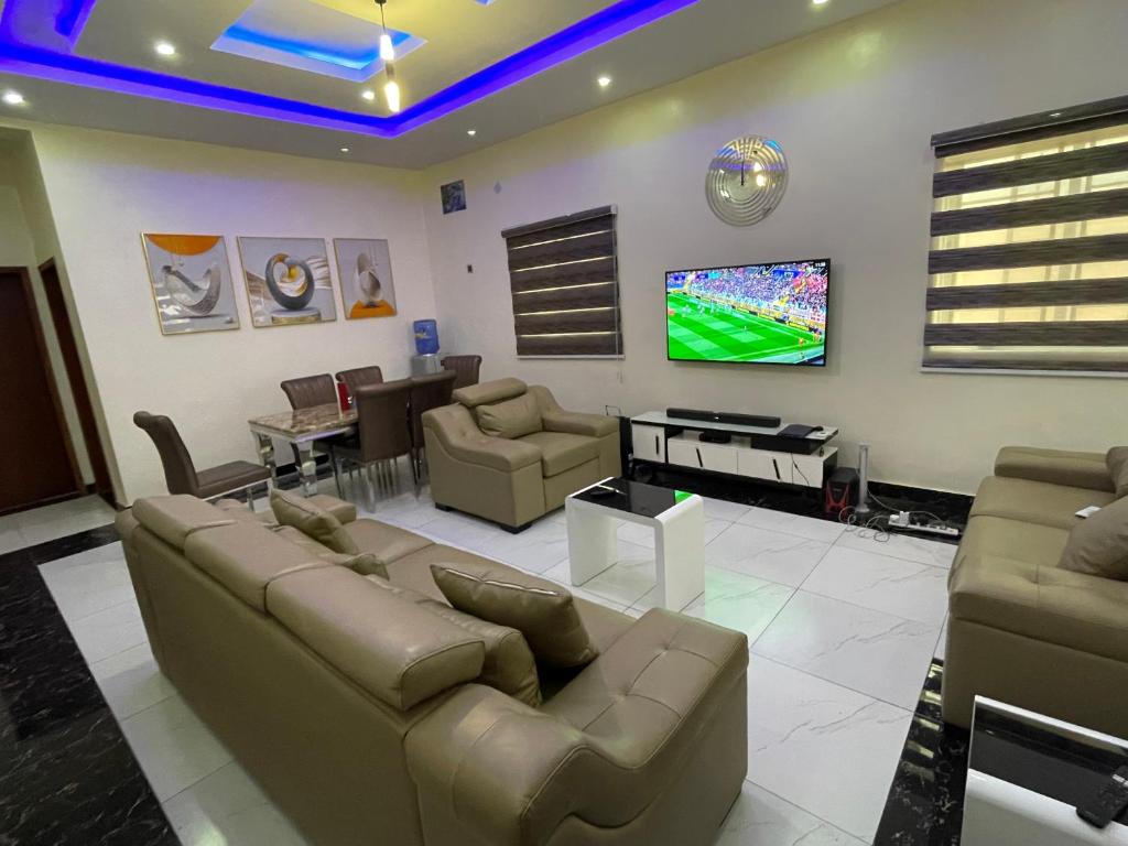 salon z kanapami i telewizorem z płaskim ekranem w obiekcie Lovadek Spacious Apartment w mieście Lagos