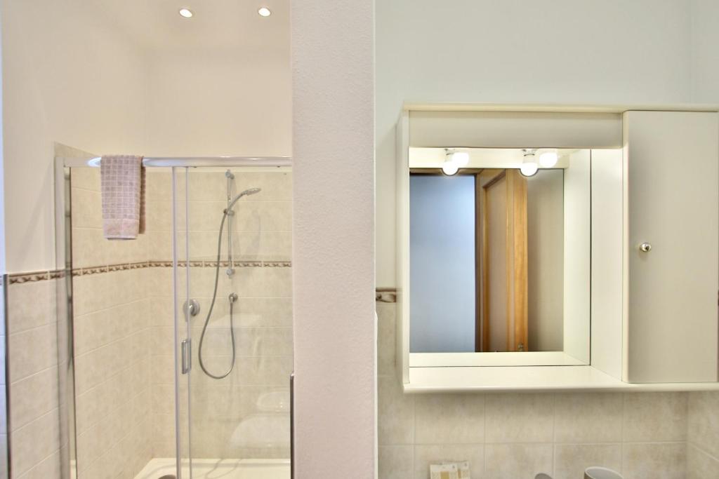 La salle de bains est pourvue d'une douche et d'un miroir. dans l'établissement appartamento cielo&terra2, à Levanto