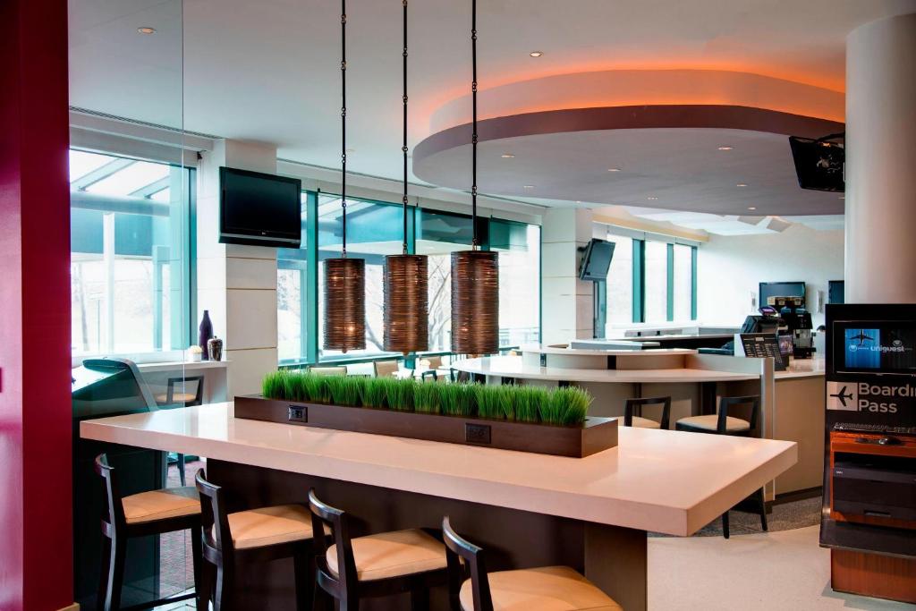 Kuchyň nebo kuchyňský kout v ubytování Courtyard by Marriott New York JFK Airport