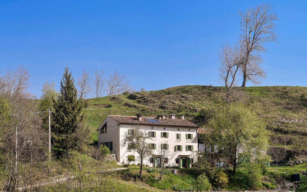 une maison sur le flanc d'une colline dans l'établissement Il Sanco, à Selva di Progno