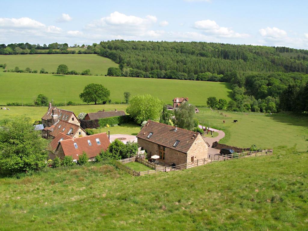 una vista aérea de una casa en un campo en Get-Togethers with function room, en Little Dean