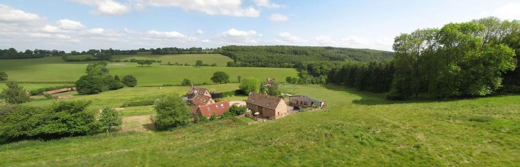 una vista aerea di una casa in un campo verde di Get-Togethers with function room a Little Dean