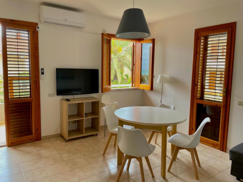 TV a/nebo společenská místnost v ubytování BeachFront Rooms Marina di Ragusa