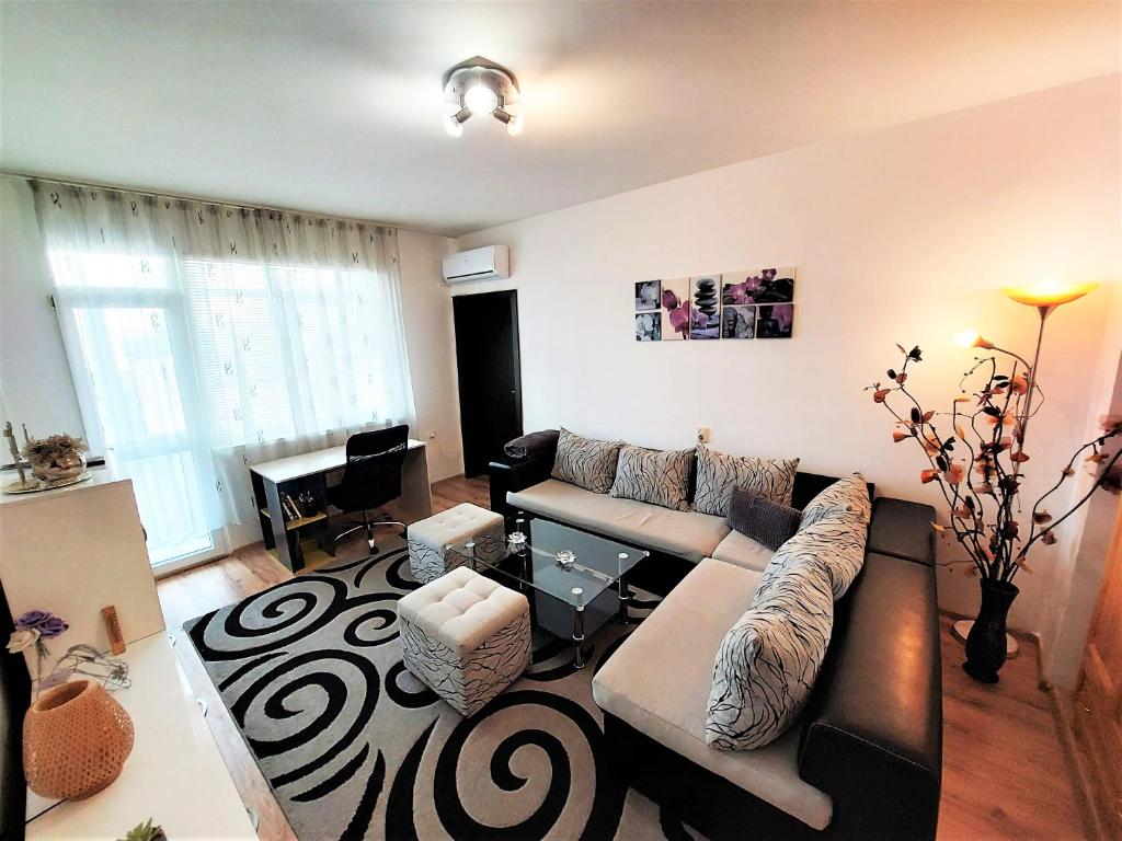 Posezení v ubytování 3 Rooms Apartment, Top Center, 1st Floor, AUBG, WiFi, PC i5 SSD, Tablet, AndroidMiTvBox, 3 LED TVs 200 Channels, Long Terrace, Self-Easy-Late Check-in, Stay Before Greece