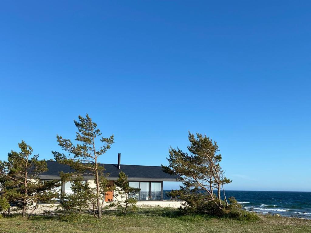 ein Haus mit Meerblick in der Unterkunft Seaside Rendezvous in Kalana