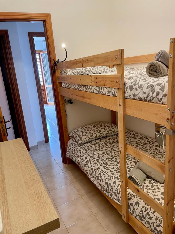 Postel nebo postele na pokoji v ubytování BeachFront Rooms Marina di Ragusa