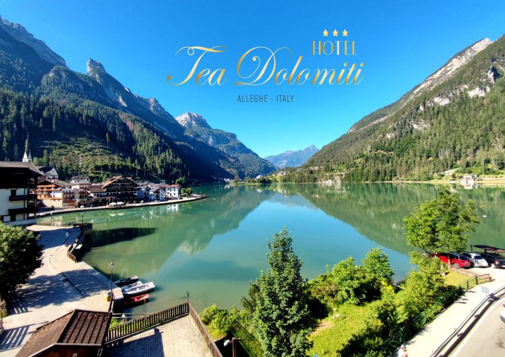 mit Blick auf einen See in den Bergen in der Unterkunft Hotel TEA Dolomiti in Alleghe