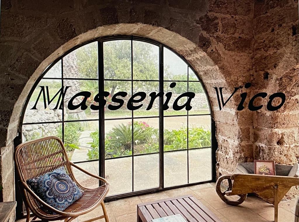 Villaggio RestaにあるMasseria Vicoの窓際の椅子