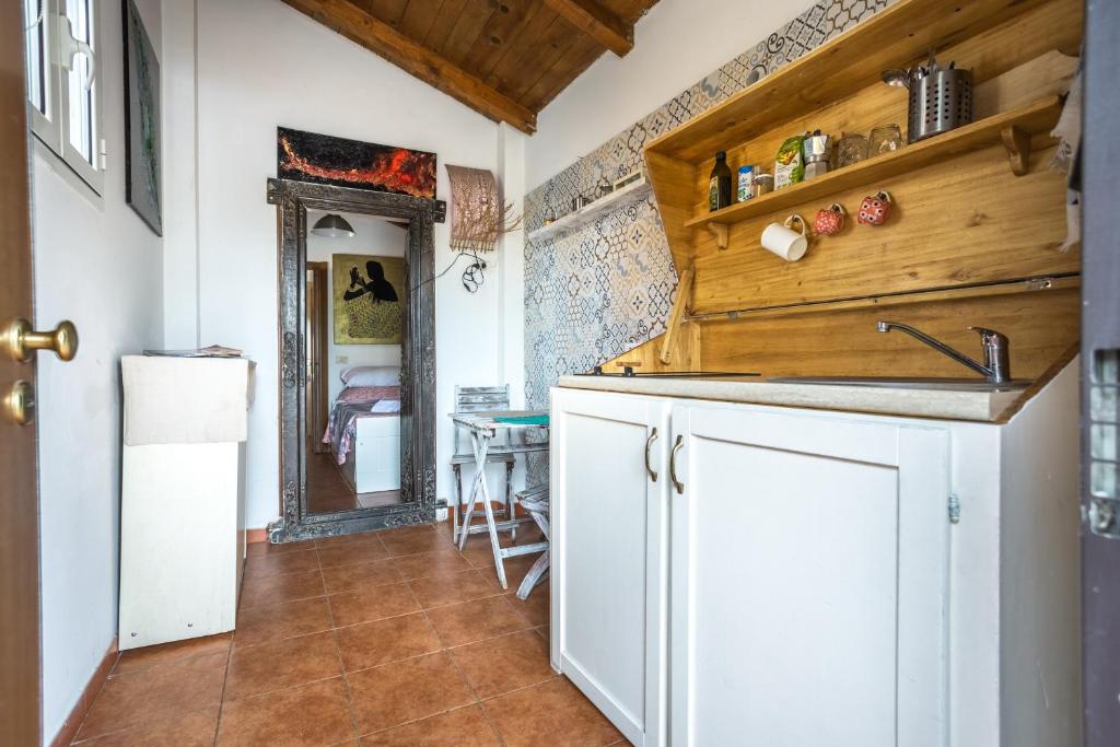 - une cuisine avec un évier et un comptoir dans l'établissement Cottage degli acquedotti, à Rome