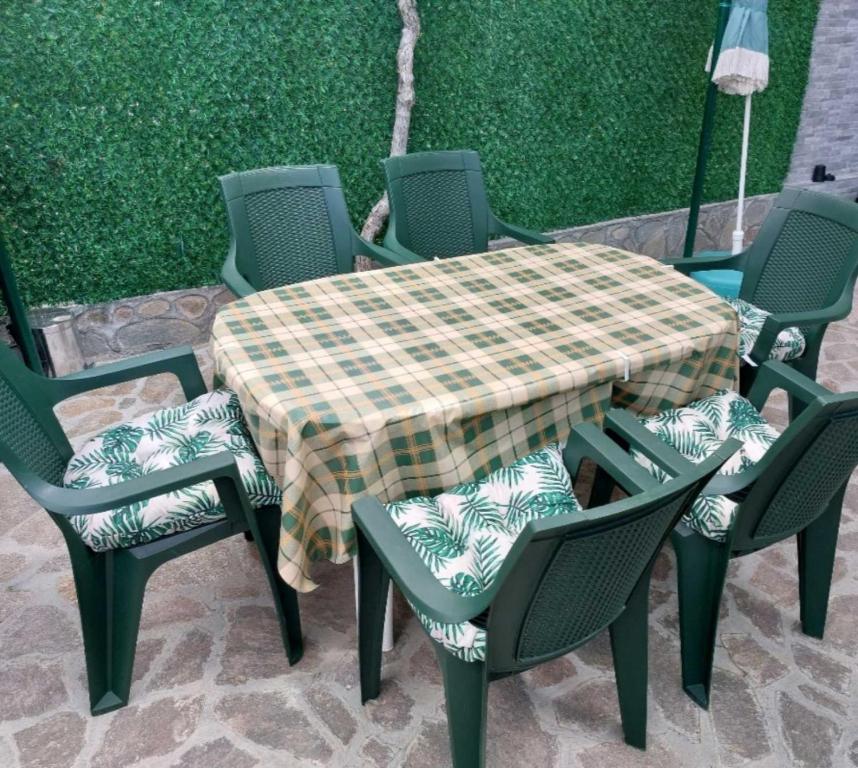 una mesa y sillas con una mesa y sillas a cuadros en Villa Ivanovi, en Ohrid