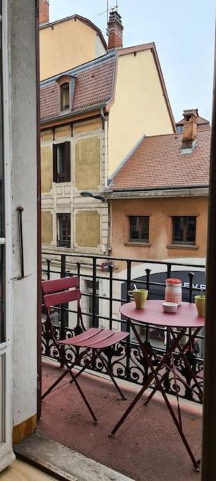 - un balcon avec une table et des chaises dans l'établissement hyper centre Annecy et bord du lac, à Annecy
