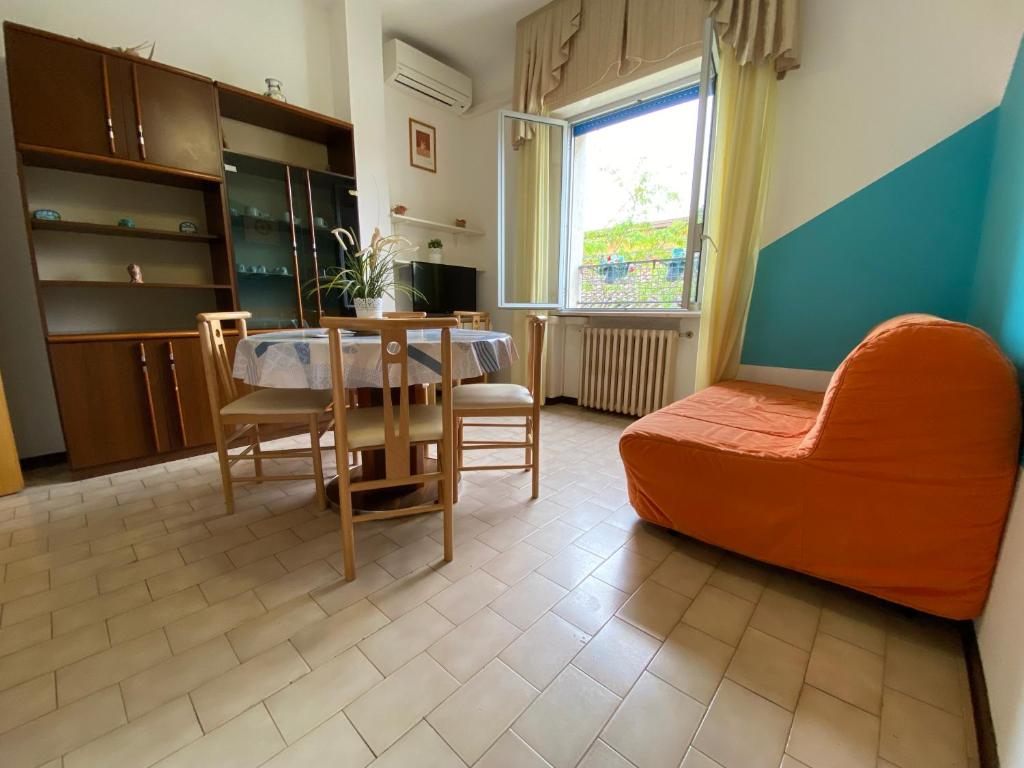 A seating area at PetlyApartments