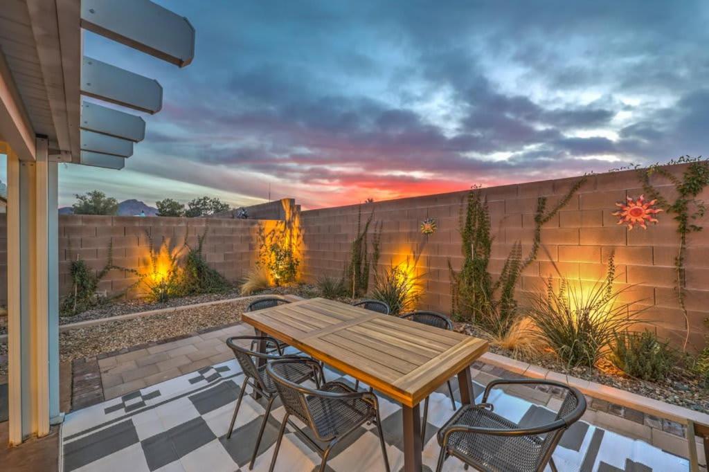 Balkón nebo terasa v ubytování Sunset Swim - Modern Vegas Heated Pool Retreat