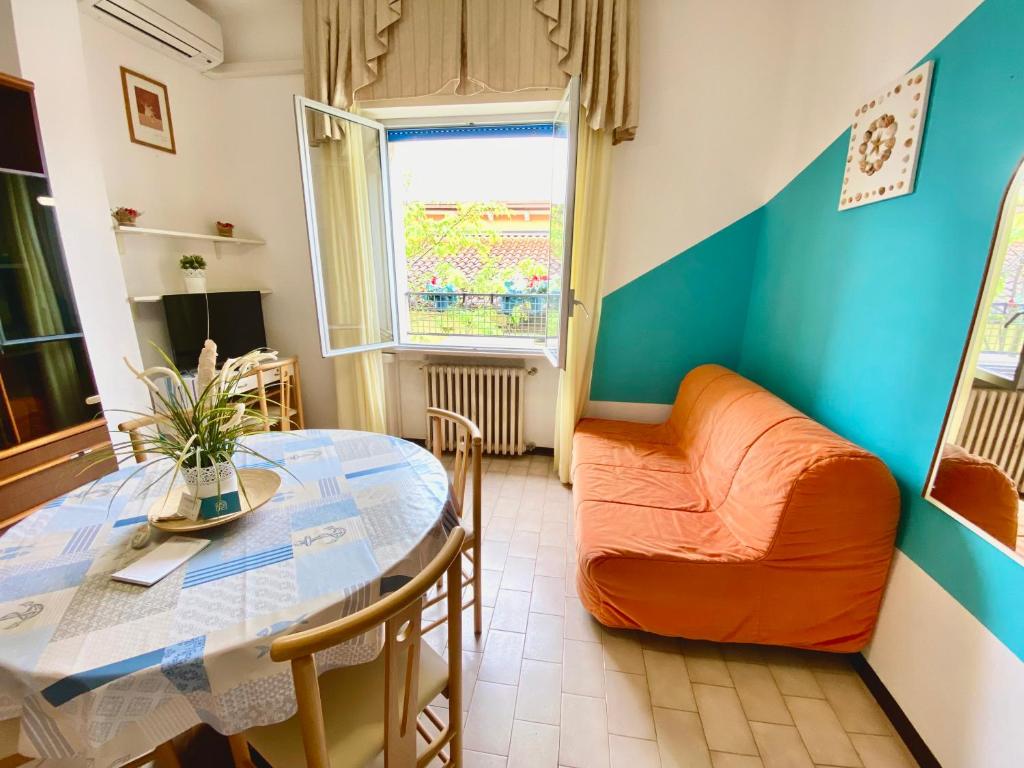 A seating area at PetlyApartments