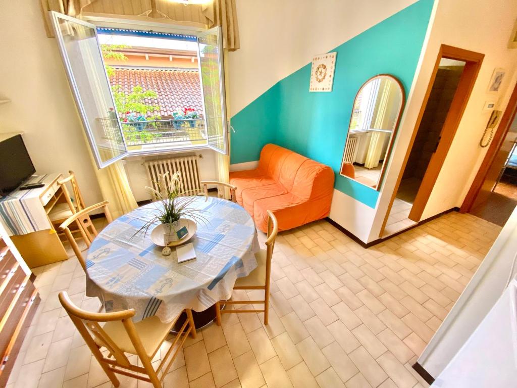 A seating area at PetlyApartments
