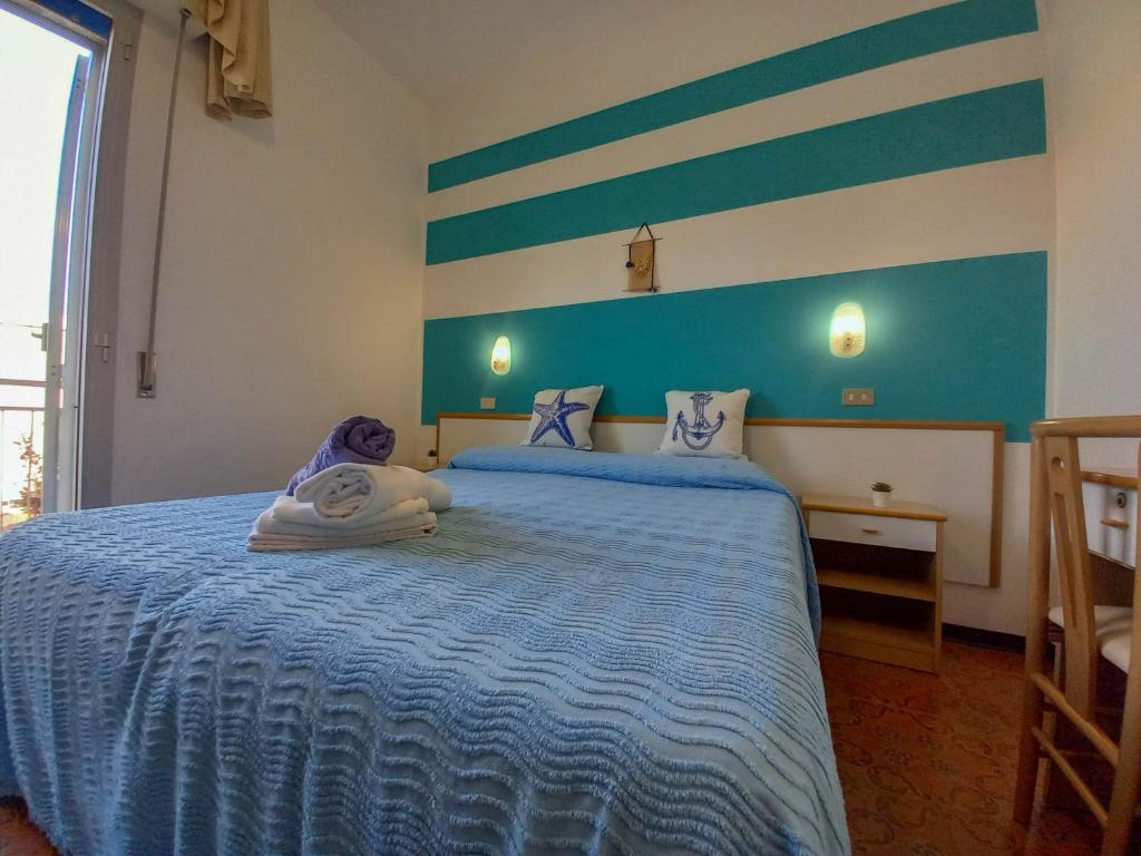A bed or beds in a room at PetlyApartments