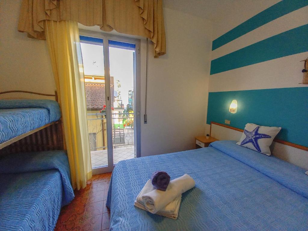 A bed or beds in a room at PetlyApartments