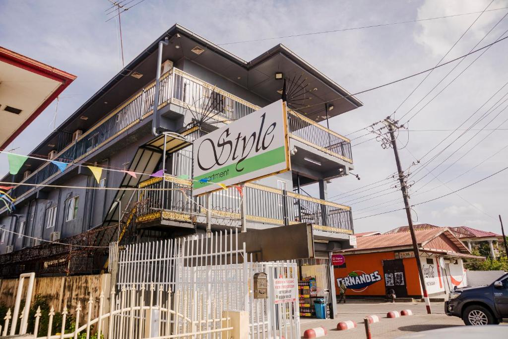 un edificio con un cartel en el costado en Happy Holidays Style Residences, en Paramaribo