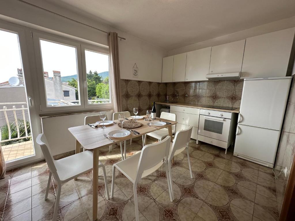 Kuchyň nebo kuchyňský kout v ubytování Apartments Matejčić