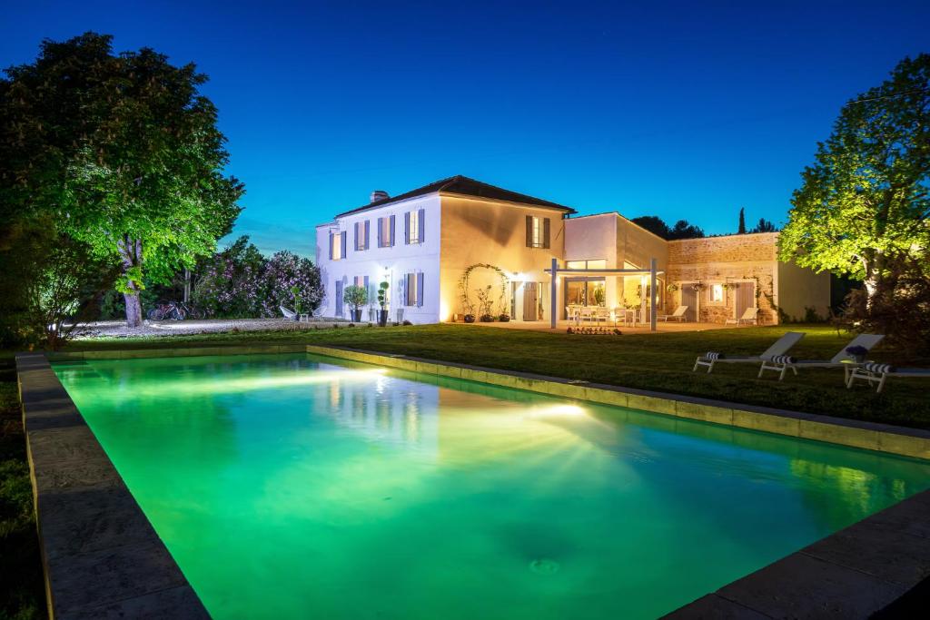une grande piscine en face d'une maison dans l'établissement Les Chambres Romantiques - JACUZZI Privatif, Domaine Aixois d'exception, à Aix-en-Provence