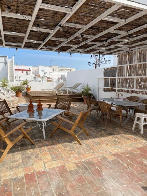 un patio avec des tables et des chaises ainsi qu'un bateau dans l'établissement Casa Dona Ana by Casa Dona Sol, à Olhão