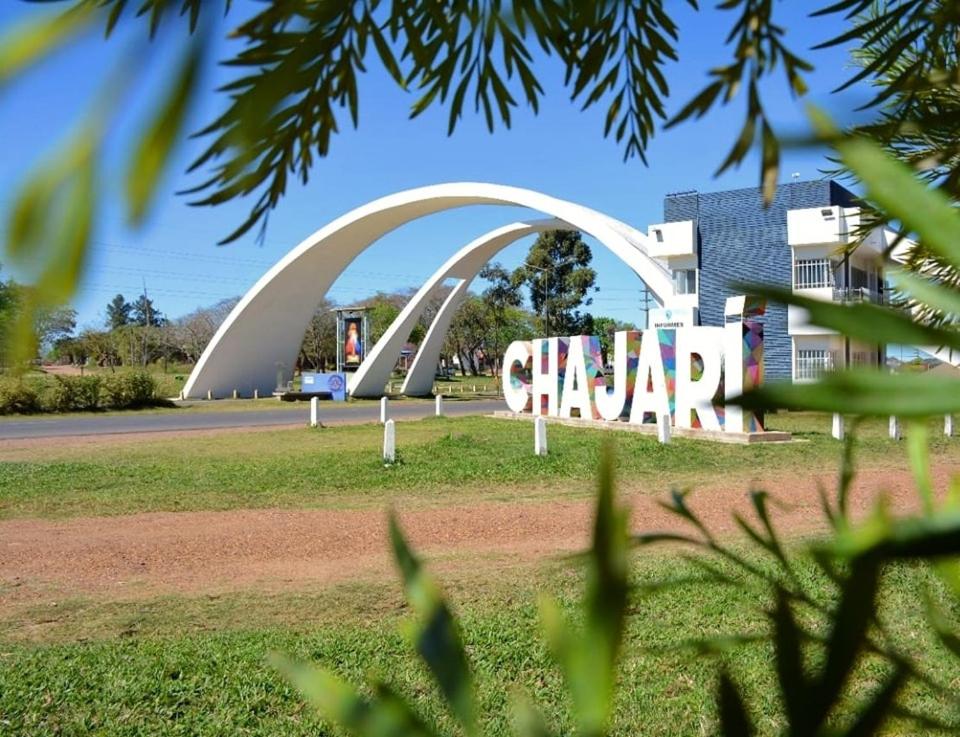 un gran arco blanco en medio de un parque en Complejo Las Flores - Lugar campestre a 5 minutos de Termas Chajarí en Chajarí
