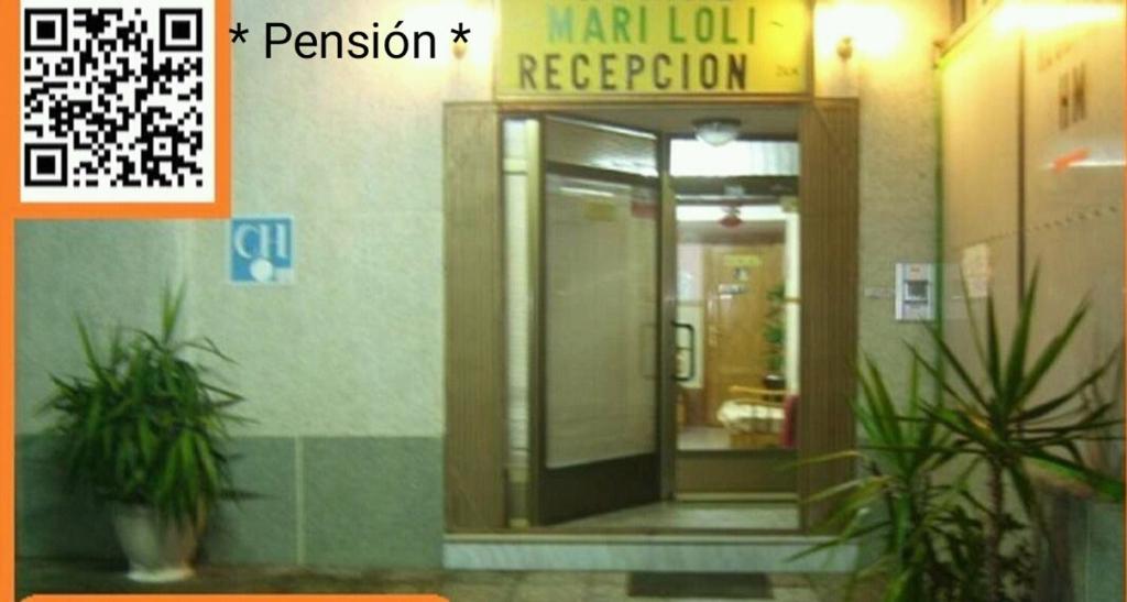 una puerta a un edificio con dos plantas delante de él en Pensión- Mari Loli - Oficial, en Guardamar del Segura