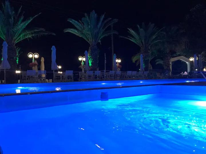 Bazén v ubytování Aigeas Camping nebo v jeho okolí