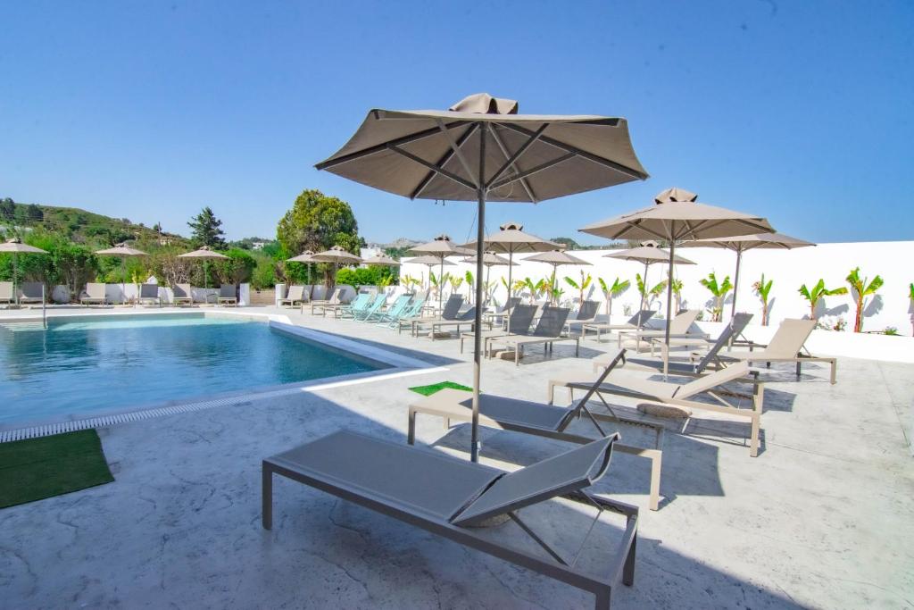 Bazén v ubytovaní FRESH HOTEL FALIRAKI alebo v jeho blízkosti