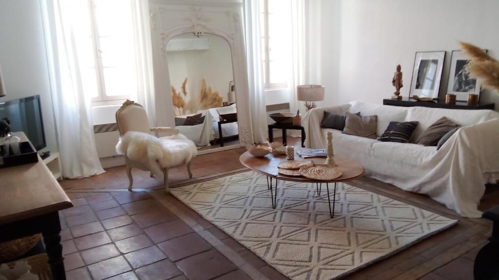 un salon avec un canapé et une table dans l'établissement La maison perchée, à Aigues-Mortes
