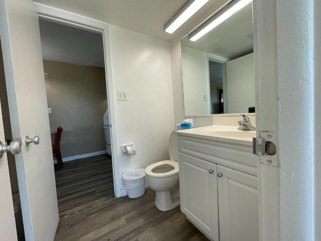 Ein Badezimmer in der Unterkunft Oceanfront Viking Motel