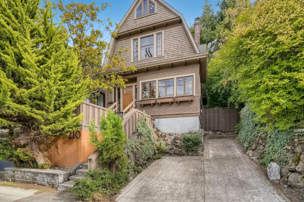 une maison brune avec une clôture et des arbres dans l'établissement @ Marbella Lane - Charming Capitol Hill 4BR, à Seattle