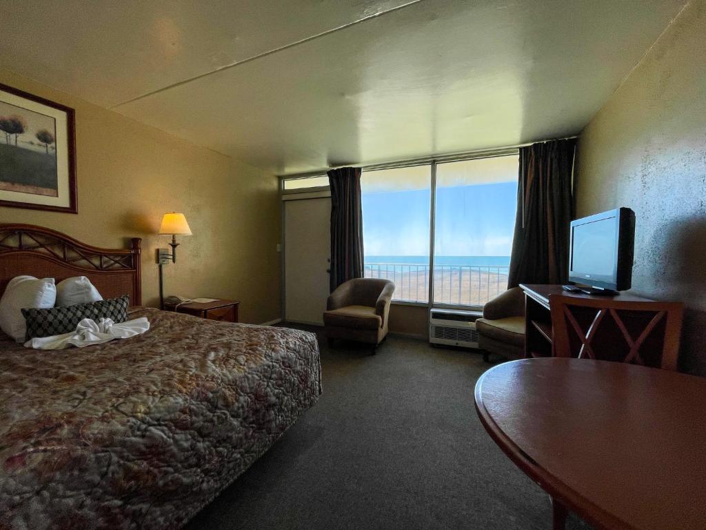 ein Hotelzimmer mit Bett und Blick aufs Meer in der Unterkunft Oceanfront Viking Motel in Myrtle Beach