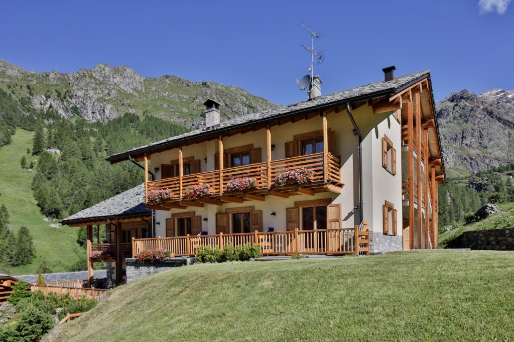 Nespecifikovaný výhled na hory nebo výhled na hory při pohledu z hotelu