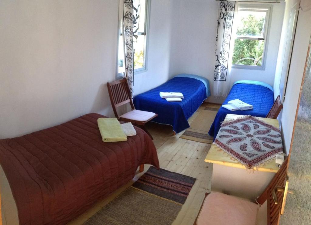 um pequeno quarto com uma cama e um sofá em Exotic Vacation Home em Telti