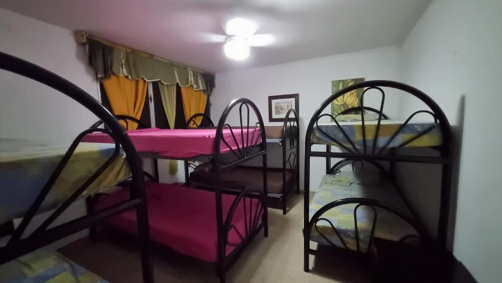 Hostal Cumbres de El Salvador - Letto A Castello In Dormitorio Misto