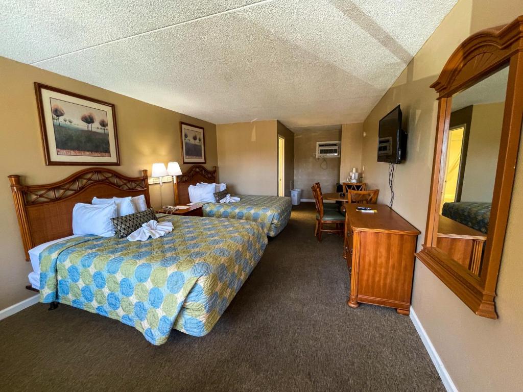 Ein Bett oder Betten in einem Zimmer der Unterkunft Oceanfront Viking Motel