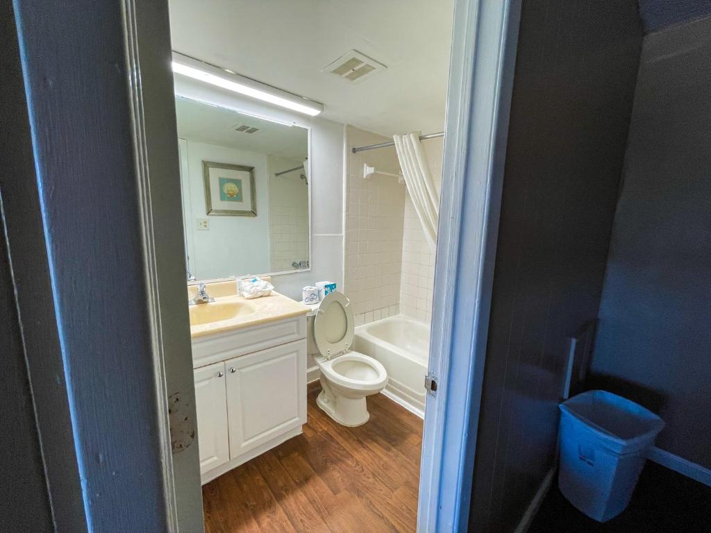 Ein Badezimmer in der Unterkunft Oceanfront Viking Motel