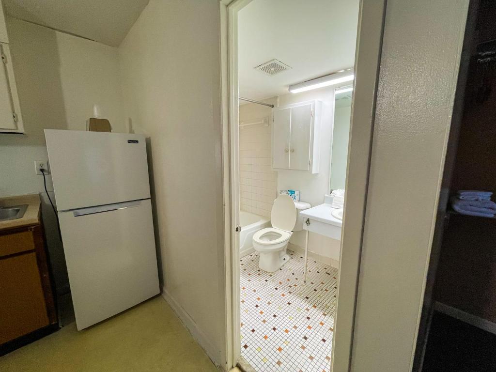 Ein Badezimmer in der Unterkunft Oceanfront Viking Motel