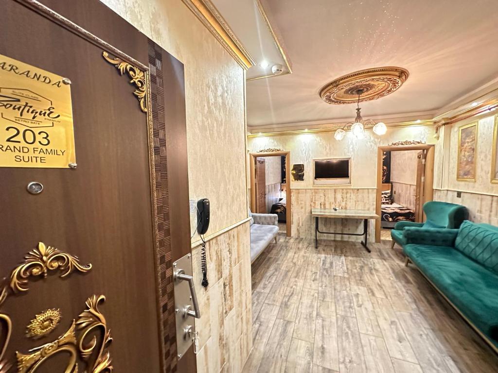 Posezení v ubytování Maranda Suit Hotel