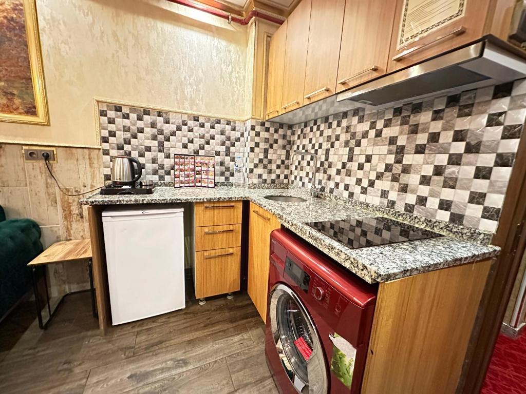 Kuchyň nebo kuchyňský kout v ubytování Maranda Suit Hotel