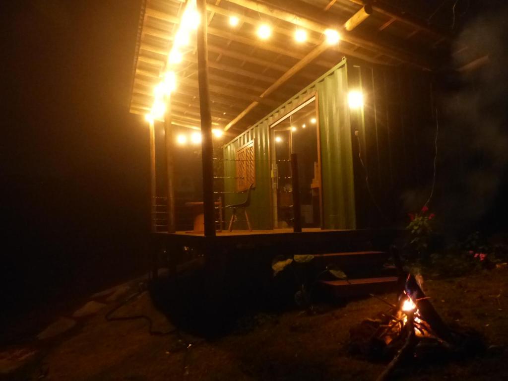 ein nachts beleuchtetes Haus mit Lichtern in der Unterkunft Alto da Villa in Ouro Preto