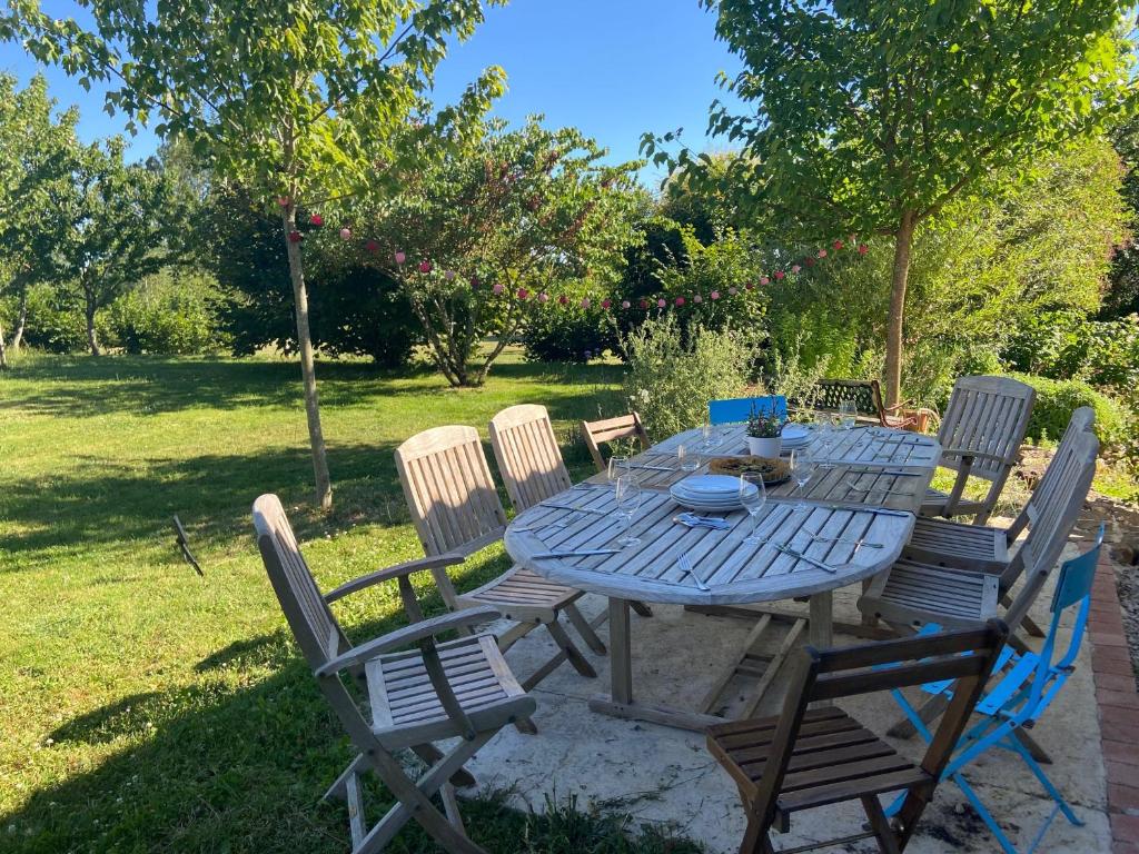 a blue table and chairs in a yard at La Colline aux Licornes in Montbron