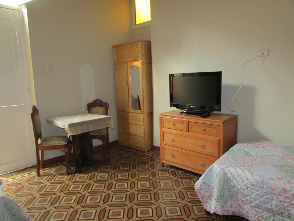 TV a/nebo společenská místnost v ubytování Residencial Miraflores B&B